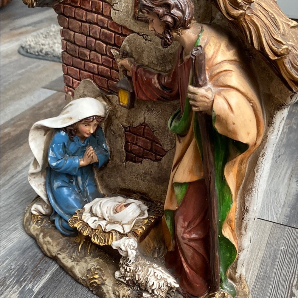 Traditional Nativity Scene with Blue and Brown Details - Picture 5 of 13